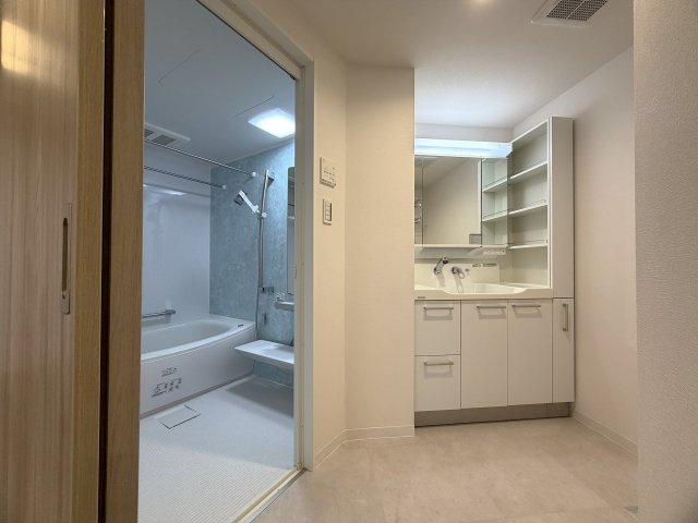 どんな駅だって４分の距離は圧倒的優位性あり！３面採光の角部屋で、上下階の音対策に二重床・二重天井を採用！ペットやお子様がいるならバッチコイ！な、『ライオンズステーションプラザ大和』リフォームの脱衣所