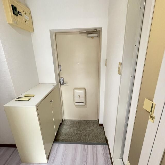 芝山マンションの玄関