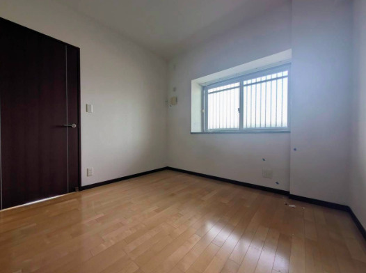 エイルマンション諏訪野町の洋室|ゆったりした洋室です