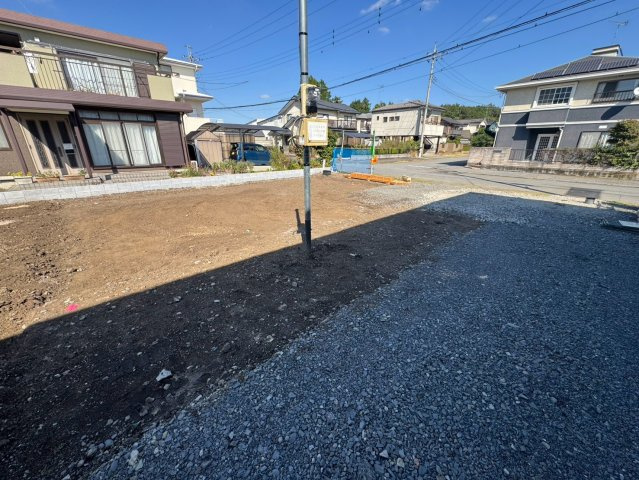 宇都宮市清原台2丁目256番A号棟の前面道路含む現地写真