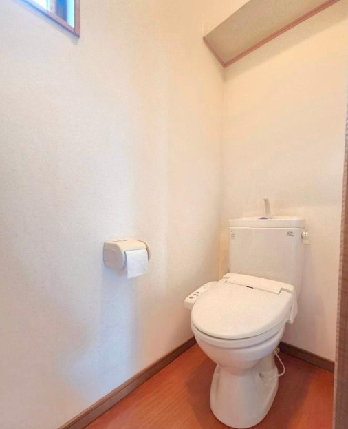 竹渕東１（新加美駅）のトイレ|清潔感のあるトイレ空間で、毎日気持ちよくお使いいただけます。落ち着いた雰囲気で、お手入れもしやすく、快適な暮らしをサポートします。