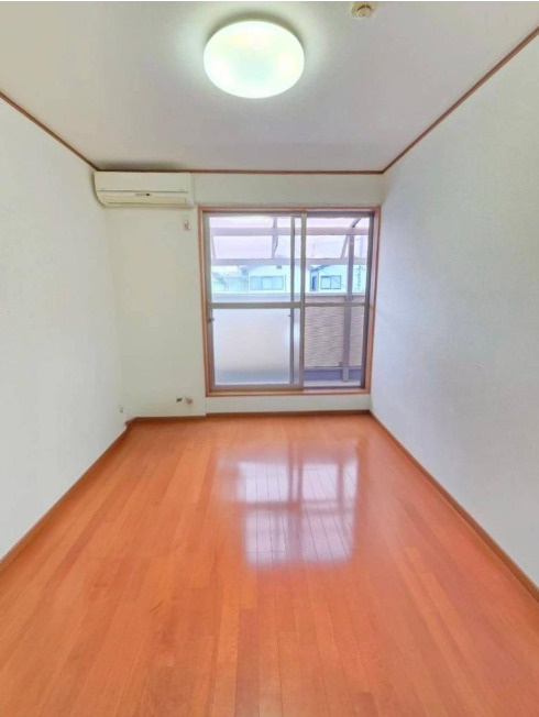竹渕東１（新加美駅）の洋室|明るく落ち着いた雰囲気の洋室は、寝室や子ども部屋、書斎など多目的に活用可能。自分好みのインテリアで、快適なプライベート空間をお楽しみいただけます。