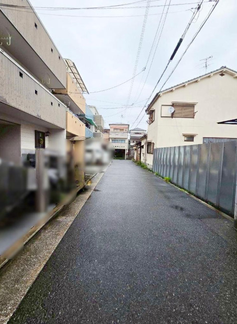 竹渕東１（新加美駅）の前面道路含む現地写真|前面道路を含めた外観写真です。落ち着いた住宅街に位置し、建物の外観と周辺の街並みを確認できます。ぜひ現地で周辺環境もあわせてご覧ください。