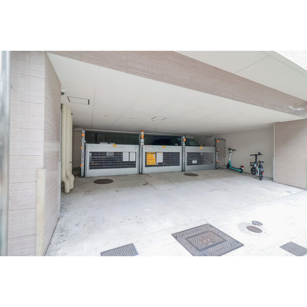SERENiTE本町refletの駐車場