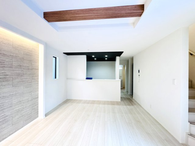 松戸市小金清志町２丁目新築戸建【小金小学校：7分】の居間・リビング|17.61帖リビングダイニングキッチン・アクセントクロス