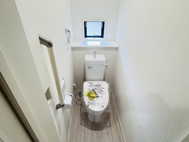 松戸市小金清志町２丁目新築戸建【小金小学校：7分】のトイレ|温水洗浄暖房便座つきトイレ