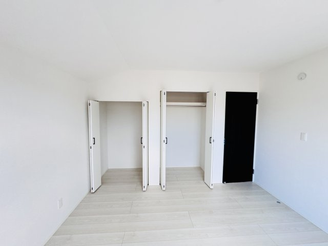 松戸市小金清志町２丁目新築戸建【小金小学校：7分】の収納|8.5帖寝室収納・クローゼット２つでたっぷり収納♪