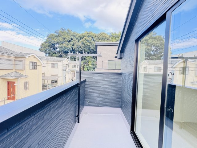 松戸市小金清志町２丁目新築戸建【小金小学校：7分】のバルコニー|寝室前ルーフバルコニー