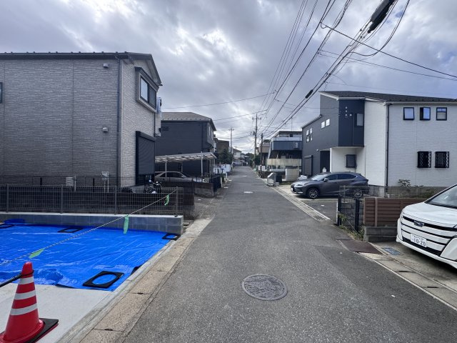 松戸市小金清志町２丁目新築戸建【小金小学校：7分】の前面道路含む現地写真|西側前面道路・幅員約5ｍ