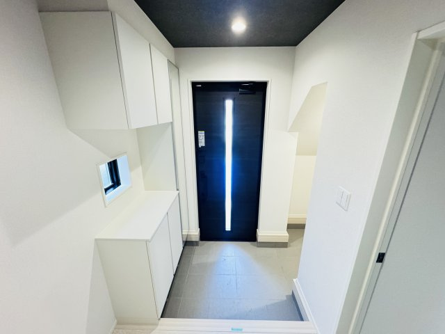 松戸市小金清志町２丁目新築戸建【小金小学校：7分】の玄関|玄関ホール・容量たっぷりシューズボックス