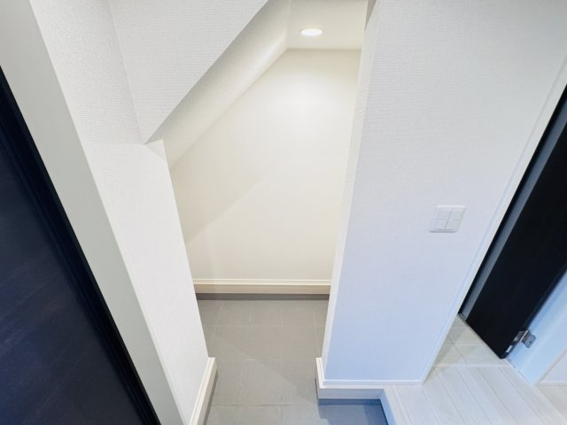 松戸市小金清志町２丁目新築戸建【小金小学校：7分】の玄関|玄関ホール横・土間収納スペース