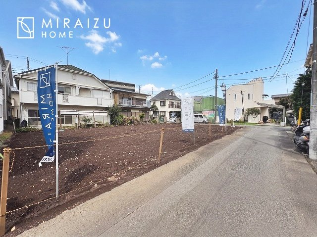 【前面道路含む現地写真】 | 陽当たりが心地の良いリビング空間です。日中はカーテンを開けて自然な光を取り込みリラックスして過ごしたいですね、照明器具もセンスの良いものを使いたいですね。