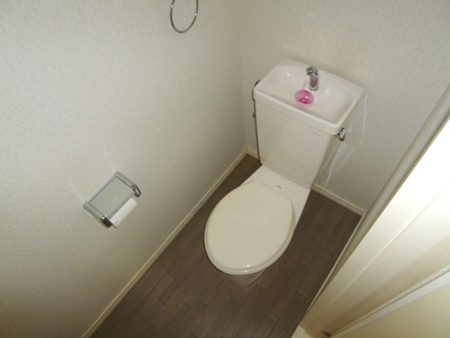 シンプルで掃除のしやすいトイレです♪