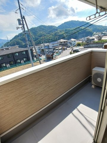 若葉Ｂのバルコニー|外からの目が気にならないバルコニーで洗濯物が干せます