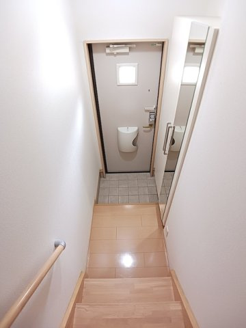 若葉Ｂの玄関|収納もある玄関です