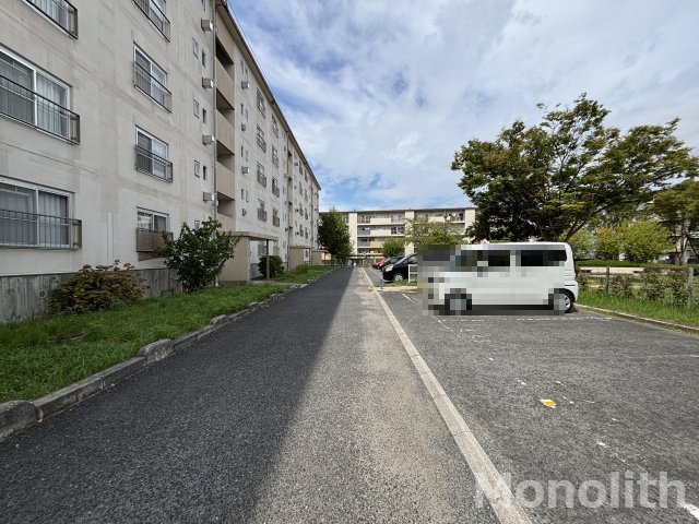 泉北竹城台2丁16号棟の駐車場