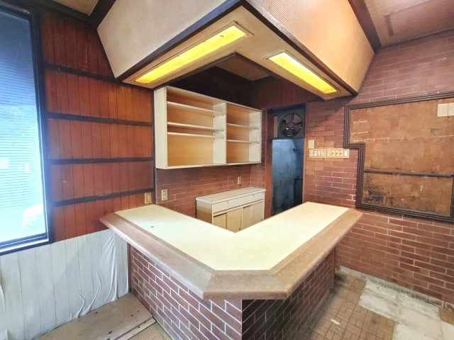 ◆京福電鉄嵐山本線『太秦広隆寺』駅徒歩２分◆東南向き角地◆前道１０ｍ◆右京区太秦蜂岡町の和室|カウンター