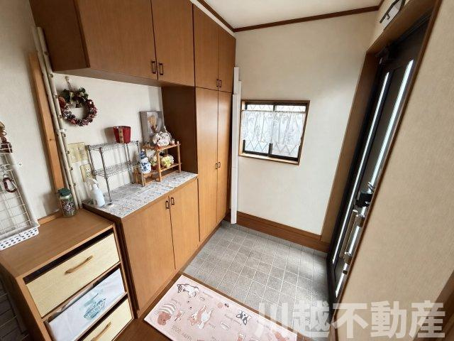 駐車スペース最大4台！土地面積47坪の玄関