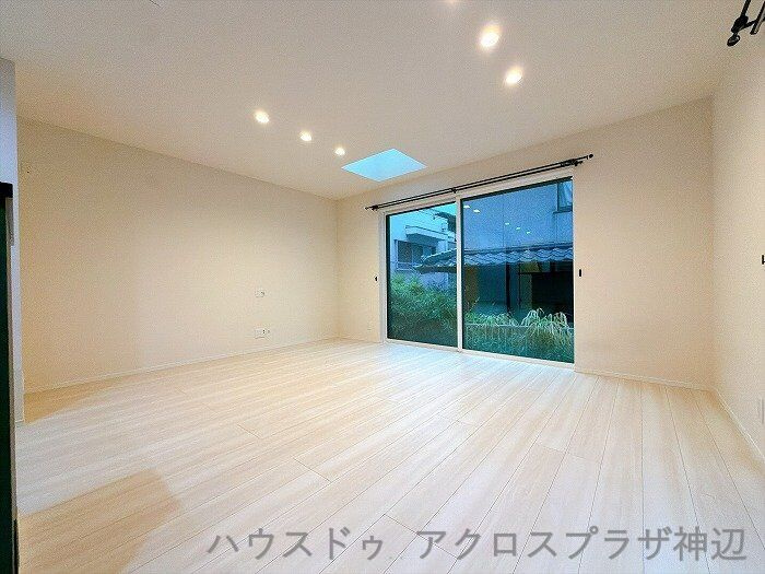 北吉津町3丁目の居間・リビング|【LDK16.2帖】天窓からの採光により、日中は照明をつけなくても明るく爽やか。天井のダウンライトが夜間には落ち着いた雰囲気を醸し出します。