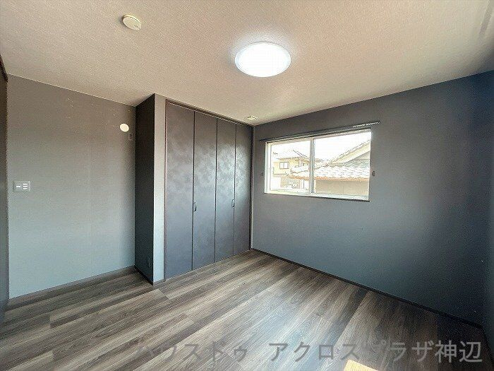 北吉津町3丁目の洋室|【2階洋室約6帖】大型のクローゼットを備えており、衣類や季節物の荷物をすっきり収納可能。採光窓もあり、心地よい自然光を取り込めます。