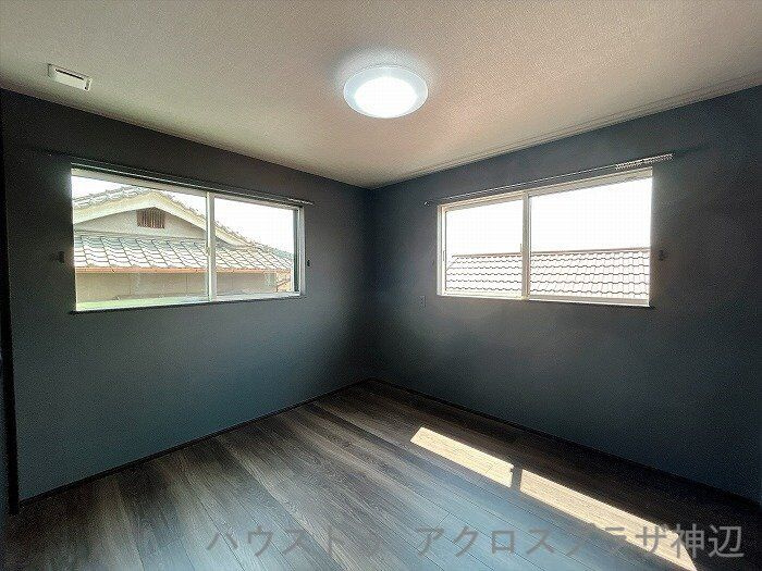 北吉津町3丁目の洋室|【2階洋室約6帖】落ち着きのあるシックなインテリアデザイン。日当たりも良く、快適にお過ごしいただけます。