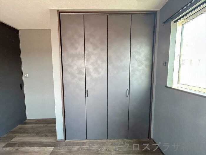 北吉津町3丁目の収納|【2階洋室約6帖】壁面になじむスタイリッシュなデザインの収納扉。生活感を隠して、シックで洗練された空間をキープできます。