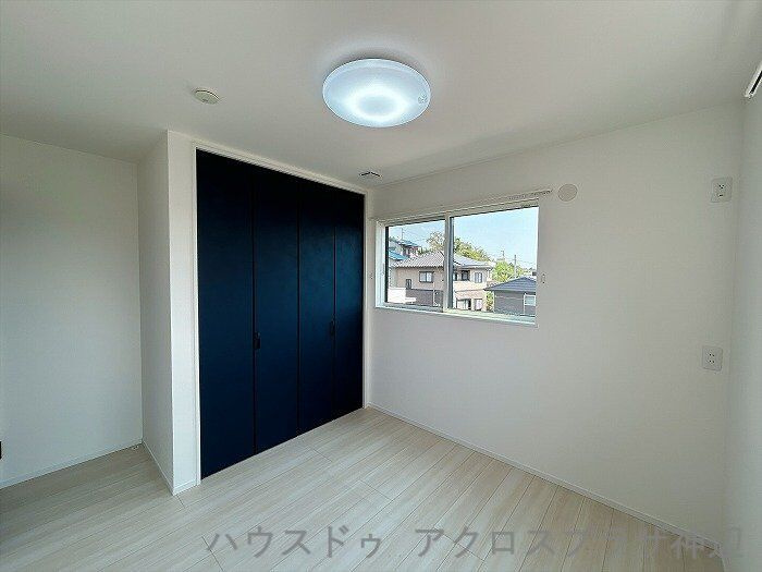 北吉津町3丁目の収納|【3階洋室約5帖】白を基調とした明るい室内とシックな収納扉のコントラストがおしゃれ。採光・通風も良好で快適なお部屋です。