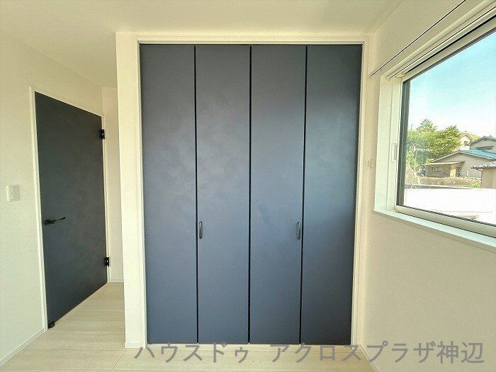 北吉津町3丁目の収納|【3階洋室約5帖】高さのある大型クローゼットで衣類もたっぷり収納可能。落ち着いたアクセントカラーでお部屋もおしゃれに決まります。