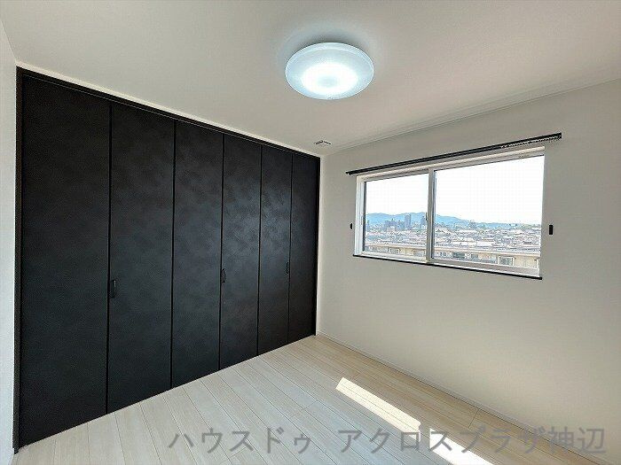 北吉津町3丁目の洋室|【3階洋室中部屋】明るいフローリングと白壁に、ダークトーンの壁面収納扉が印象的。収納力はもちろん、お部屋全体をスタイリッシュに演出してくれます。