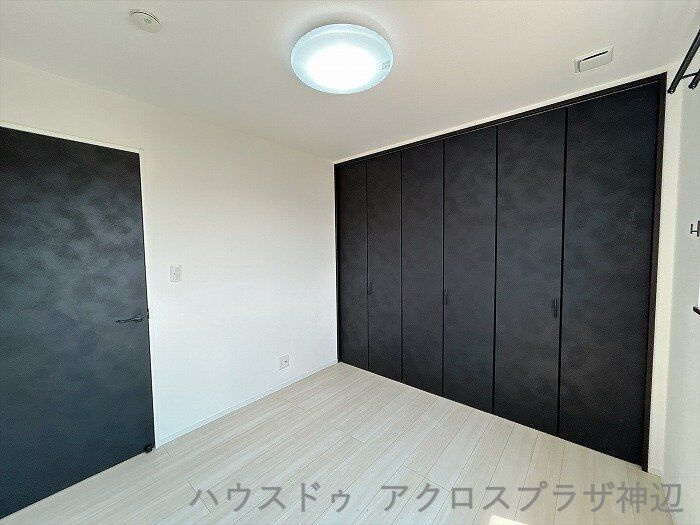 北吉津町3丁目の洋室|【3階洋室中部屋】白壁と明るい床に、扉とクローゼットのダークトーンが美しく映えるコントラスト。生活感を隠せる大容量収納で、洗練された室内を演出します。