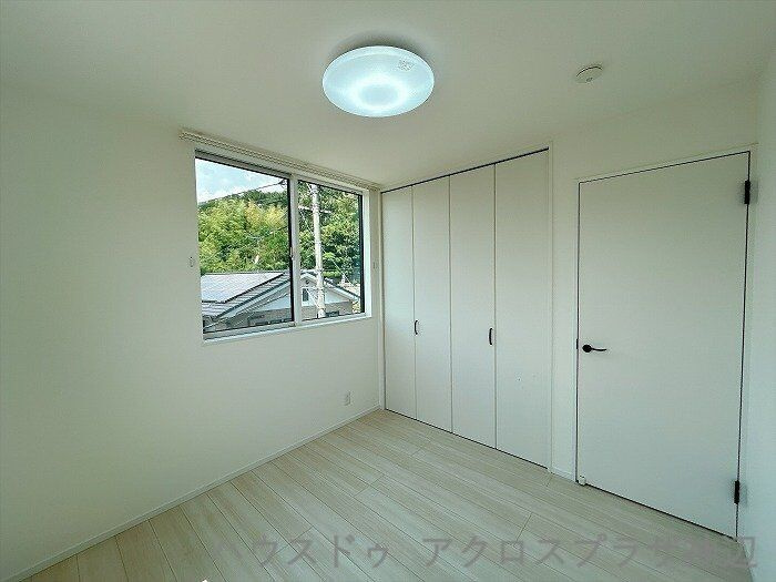 北吉津町3丁目の洋室|【3階洋室4.5帖】窓からは豊かな緑が見え、自然光が心地よく差し込みます。オールホワイトのインテリアで広がりを感じられる洗練された室内です。