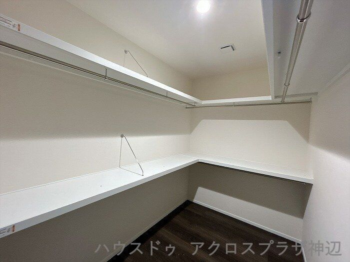 北吉津町3丁目の収納|【2階ウォークインクローゼット】L字型に配置された棚とパイプで、用途ごとに整理整頓がしやすい設計。服を選びやすく、出し入れもスムーズに行える使い勝手の良い収納空間です。