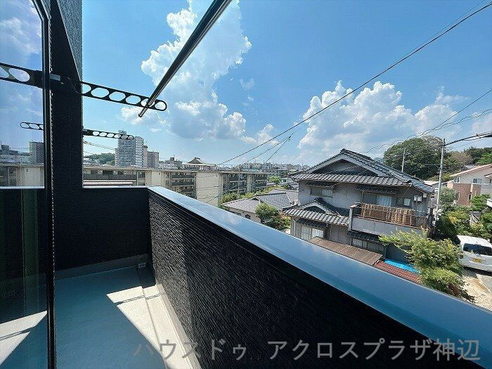 北吉津町3丁目のバルコニー|【2階バルコニー】周囲の街並みを見渡せる心地よい眺望が魅力。日当たりが良く風通しも良いので、リフレッシュスペースとしても活躍します。