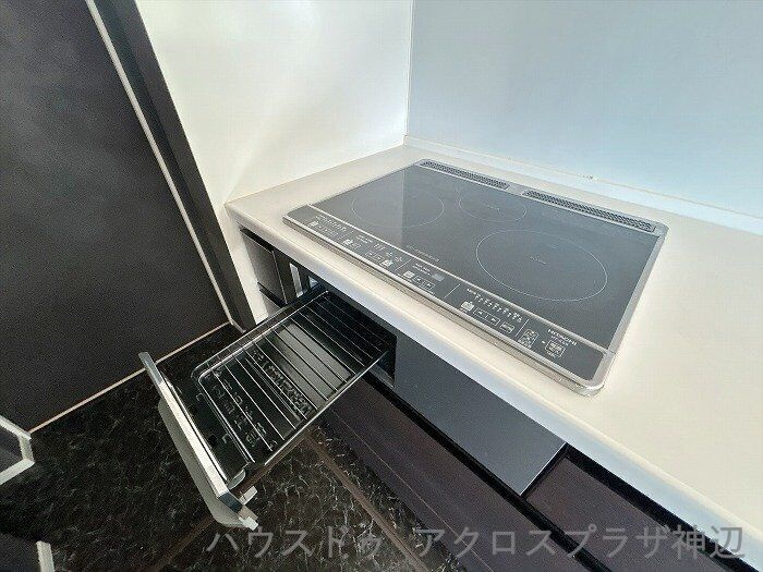 北吉津町3丁目のその他|【IHクッキングヒーター】凹凸の少ないフラット天板でお手入れ楽々。下部にはグリルがついており、焼き魚やグリル料理も手軽に楽しめます。清潔で快適なキッチン空間を保てます。