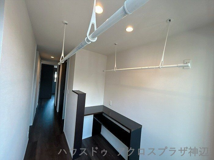北吉津町3丁目のその他|【2Fホール】天候や時間を気にせず洗濯物が干せる室内物干しユニットを装備。カウンター付きで、洗濯物をたたむ作業やアイロンがけ、ちょっとした作業スペースとしても活躍します。
