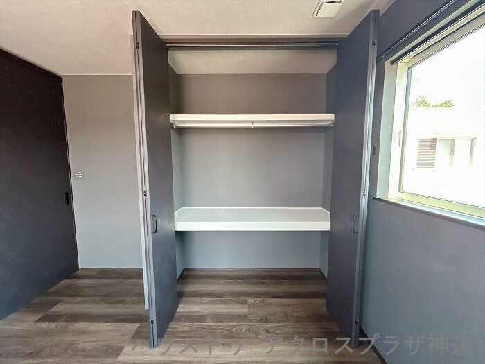 北吉津町3丁目の収納|【2階洋室約6帖】中段・上部棚完備で布団やケースの収納にも便利。ダークトーンのおしゃれな扉でお部屋全体も引き締まります。