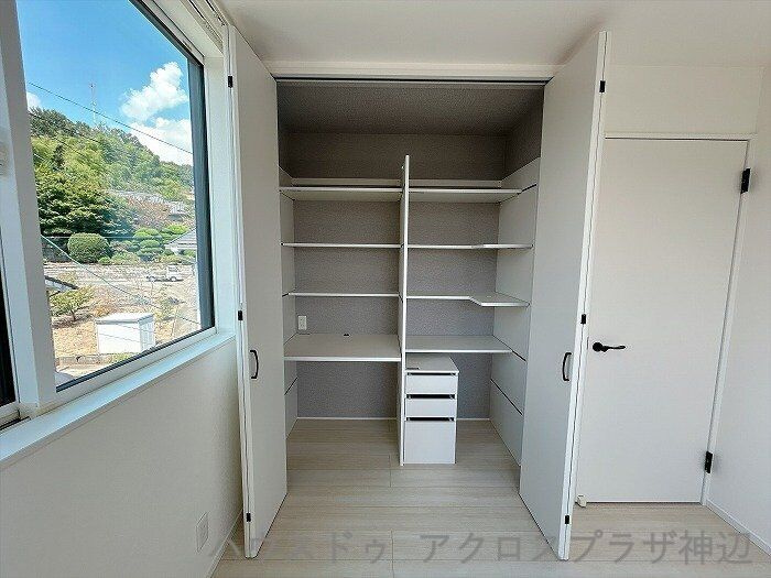 北吉津町3丁目の収納|【3階洋室4.5帖】扉付きでスッキリ隠せるシステム収納スペース。セデスクやワークスペースとしても活用でき、リモートワークや勉強にも最適です。
