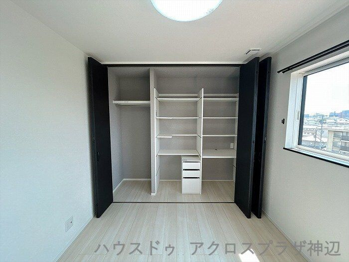 北吉津町3丁目の収納|【3階洋室中部屋】リモートワークや勉強机としても使えるデスクスペースを内蔵したシステム収納。作業が終われば扉を閉めるだけで生活感を隠せ、お部屋をいつでも広々と美しい状態に保てます。