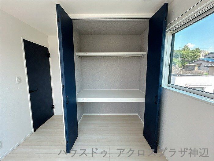 北吉津町3丁目の収納|【3階洋室約5帖】布団や大きな荷物もスッキリ収まる頼もしい収納力。s苦戦とカラーのおしゃれなドアでインテリア性も◎