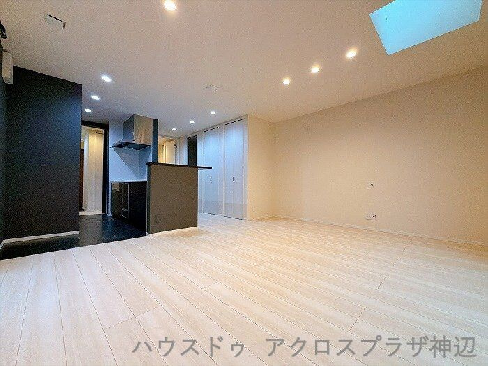 北吉津町3丁目の居間・リビング|【LDK16.2帖】対面式キッチンを備え、ご家族との会話も弾むレイアウト。上部からの採光により、明るく居心地の良い空間が広がります。