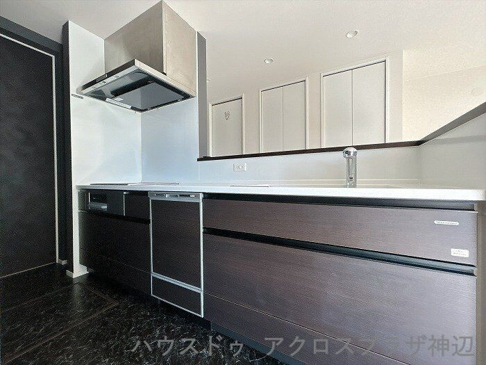 北吉津町3丁目のキッチン|【キッチン】手荒れ予防や時短に便利な食器洗い乾燥機を標準装備。足元までたっぷり収納できる引き出しを備え、キッチン周りをすっきりと保てます。