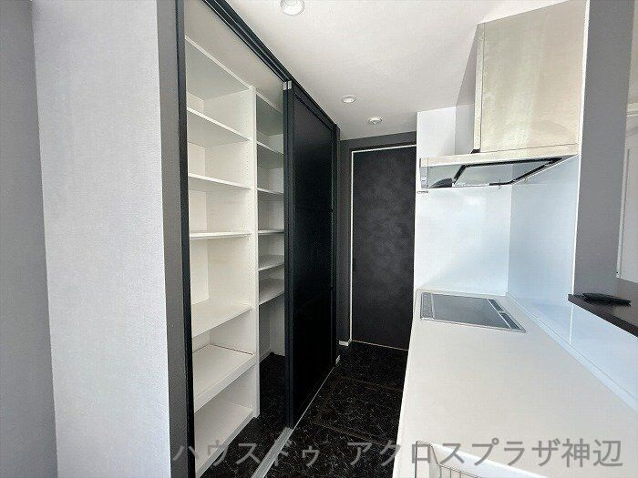 北吉津町3丁目のキッチン|【キッチン】大容量のパントリースペース。買い置きの食材や食器類もしっかり収まり、家事効率を高めてくれます。