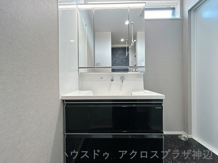 北吉津町3丁目の独立洗面台|【洗面台】上部の窓から自然光が差し込む明るい洗面室。三面鏡上部の照明や使い勝手の良い水栓など、忙しい朝の身支度をスムーズにしてくれる設備が揃っています。