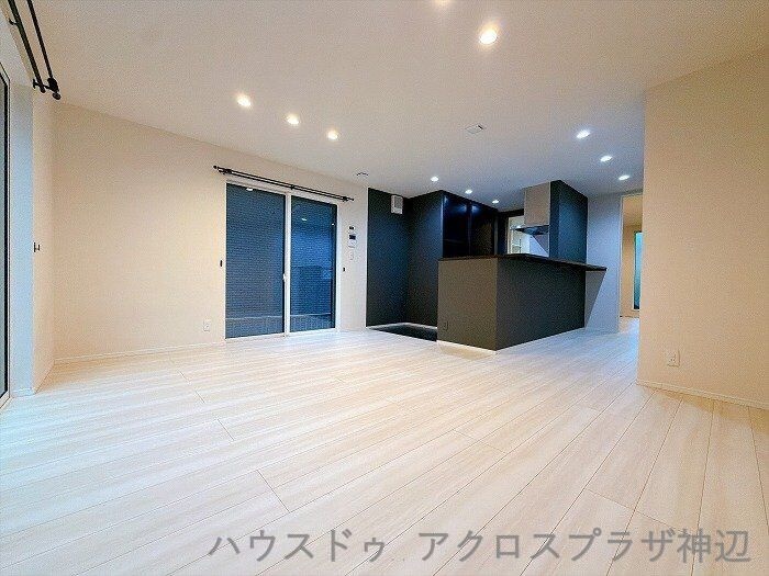 北吉津町3丁目の居間・リビング|【LDK16.2帖】壁面が多く、インテリアや家具の配置がしやすいデザイン。キッチン奥やリビング横の動線もスムーズで、快適な暮らしを実現します。