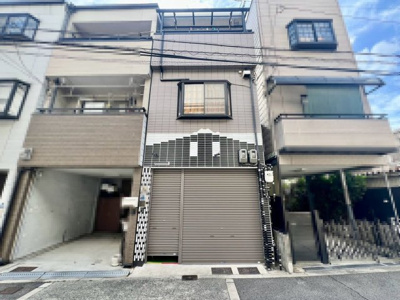 【外観】 | 杭全１丁目　中古一戸建 | 【シャッター付車庫】ビルトインガレージです！雨の日も愛車が濡れにくく嬉しいですね♪
