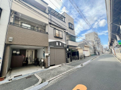 【前面道路含む現地写真】 | 杭全１丁目　中古一戸建 | ビルトインガレージですので、雨の日の車の乗り降りも濡れにくく嬉しいですね♪雨風から大切な愛車も守られます！