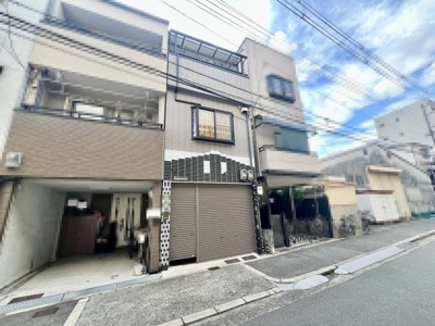 【前面道路含む現地写真】 | 杭全１丁目　中古一戸建 | 家族を身近に感じるリビング階段です！お子様の帰宅や外出を自然に把握でき、日々の自然な会話が生まれますね♪