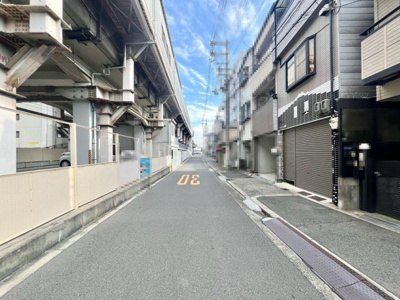 【前面道路含む現地写真】 | 杭全１丁目　中古一戸建 | お料理に集中しやすい壁付けキッチンです♪キッチンの前に窓があるので、換気しやすく明るいキッチンです！