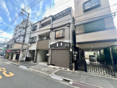 【外観】 | 杭全１丁目　中古一戸建 | 浴室に窓が付いているので、換気ができて湿気やカビ防止になりますよ♪