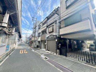 【前面道路含む現地写真】 | 杭全１丁目　中古一戸建 | トイレ内に窓があるので、換気しやすく匂いもこもりませんね！